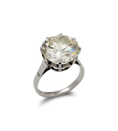 null Solitaire en platine (850/1000) serti d’un
diamant taille brillant pesant 7,53...