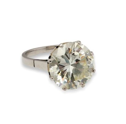 null Solitaire en platine (850/1000) serti d’un
diamant taille brillant pesant 7,53...