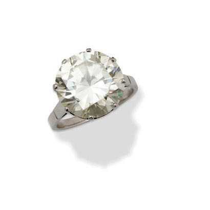 null Solitaire en platine (850/1000) serti d’un
diamant taille brillant pesant 7,53...