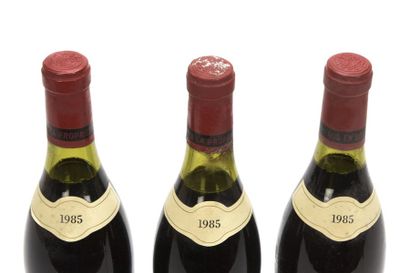 null 3 bouteilles RUCHOTTES-CHAMBERTIN (Grand Cru) 1 à 2,5 et 1 à 3 cm; e.l.s; 1...