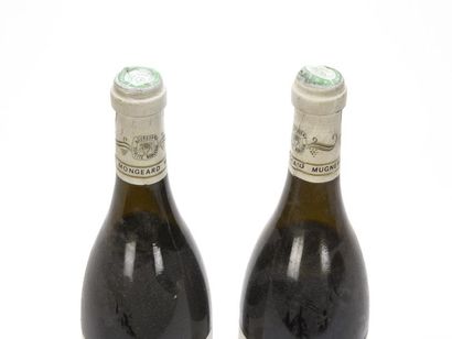 null 2 bouteilles CLOS DE VOUGEOT (Grand Cru) 1 à 4,5 et 1 à 5,8 cm; e.t.h; 1 capsule...