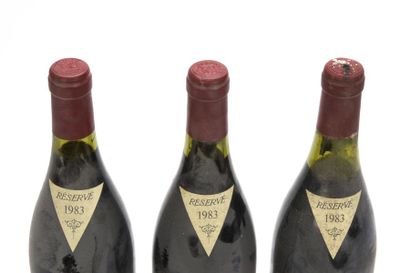 null 3 bouteilles CÔTES DU RHÔNE SYRAH (1 à 3,5 cm; 2 e.l.a. et 1 e.a; 1 c.c. 

Château...