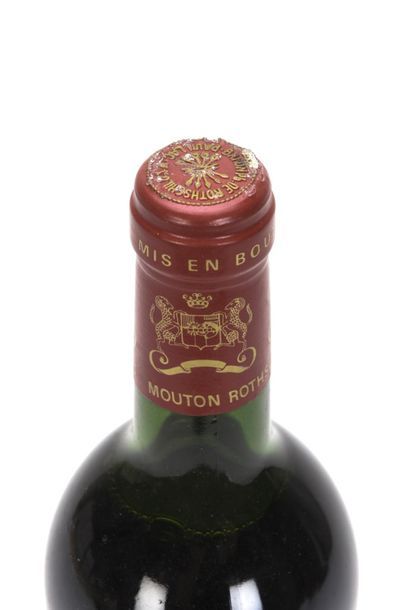 null 1 bouteille CHÂTEAU MOUTON ROTHSCHILD (H.E.+; e.l.s; c.c. légères au sommet)

GCC1...