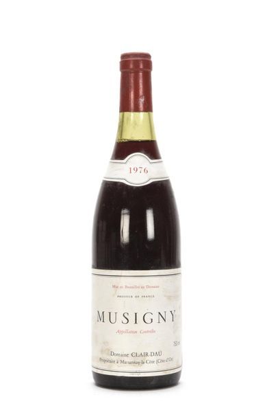 1 bouteille MUSIGNY (Grand Cru) 2,5 cm; e.t.h....