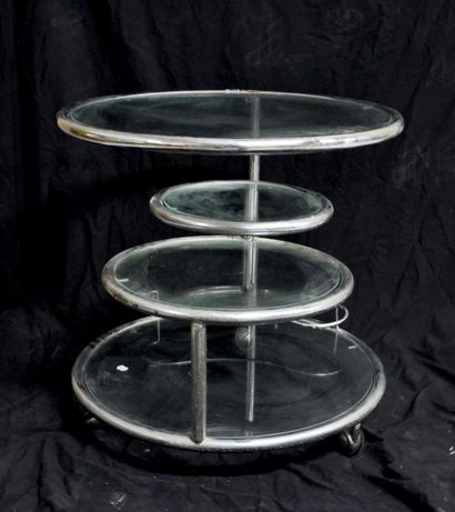 null Table roulante formant desserte à armature en métal enserrant quatre plateaux...
