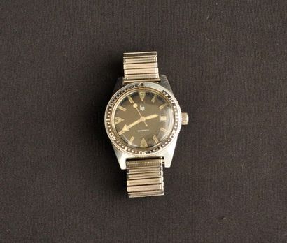 null Lip

Steel diver's watch with automatic movement.

Cushioned steel case, graduated...