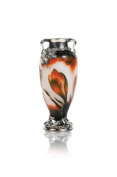 null DAUM NANCY

Vase

Acid-etched and hammered glass,

silver mount

Signed.

H....