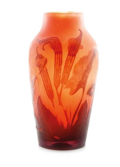  GALLE 
Vase 
Verre gravé à l’acide 
Signé 
H. : 19 cm. 
Vase 
Acid etched glass...