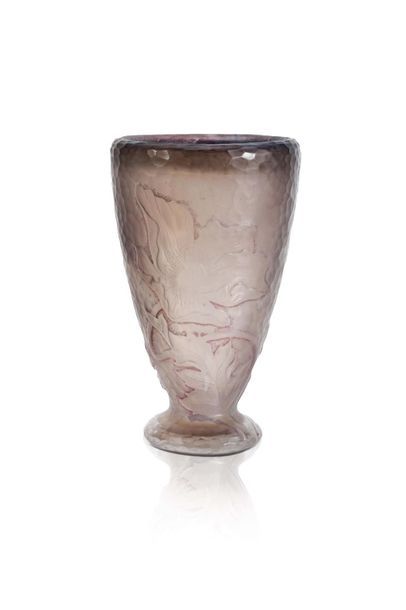 DAUM NANCY 
Vase 
Acid-etched glass, hammered...