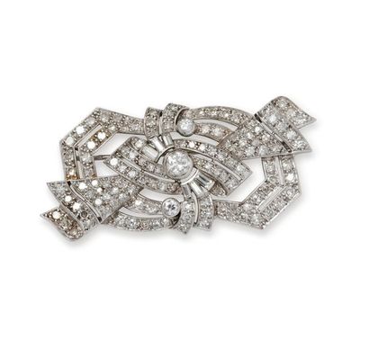 null 18K (750/1000) white gold plate brooch forming a knot in a geometric openwork...
