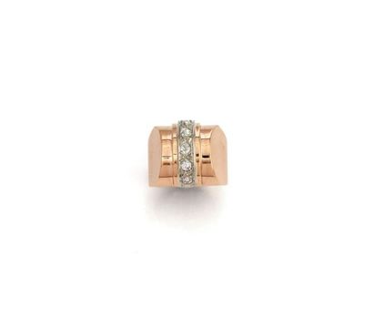 null Two-tone 18K (750/1000) gold signet ring cut in steps and centered by a line...