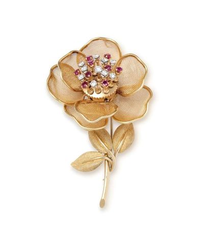 null 18K (750/1000) and platinum (850/1000) two-tone gold brooch representing a flower,...