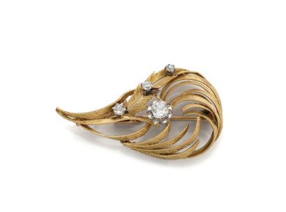 null 18K (750/1000) two-tone gold brooch featuring a winding of palms, one of which...
