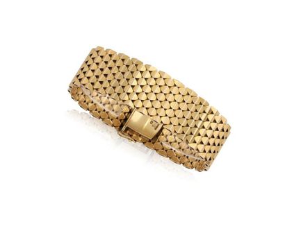 null 18K (750/1000) yellow gold cuff bracelet with flattened diamond mesh. Ratchet...