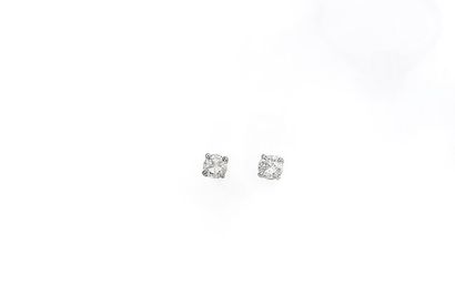 null Paire de puces d’oreilles en or gris 18K (750/1000) agrémentées d'un diamant...
