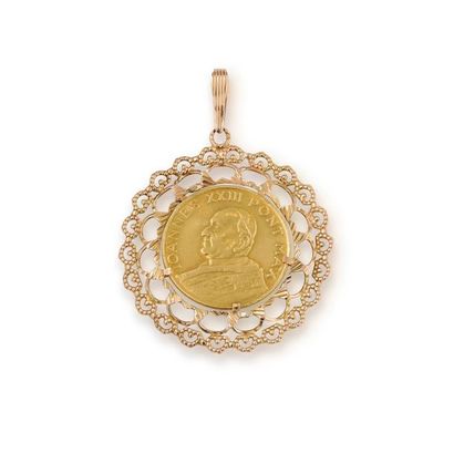 null Lot d'or comprenant: 
- une bague en or 18K (750/1000) porte monnaie sertie...