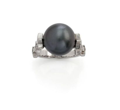 null 18K (750/1000) white gold ring set with a Tahitian pearl and three falling stars...