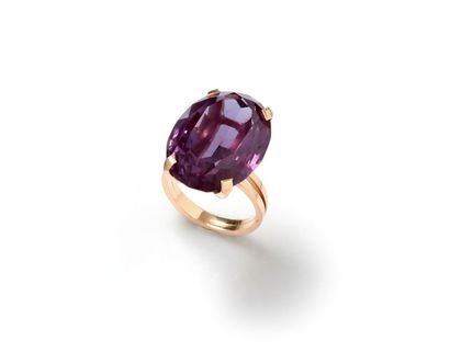 null 18K (750/1000) yellow gold ring set with a large oval shaped amethyst.
French...