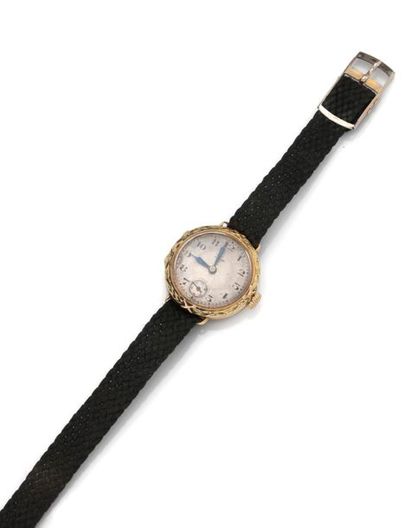 null Ladies' watch in 18K 750 thousandths yellow gold with mechanical movement.
-Round...