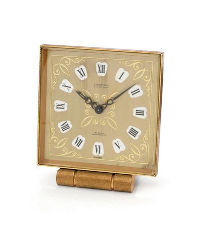 null Looping Desk
Clock in gold-plated metal with mechanical movement.
Square case,...