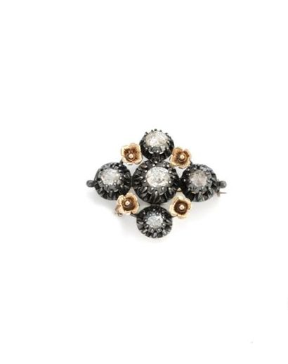 null Brooch in 18K (750/1000) yellow gold and silver (800/1000) forming a cross adorned...