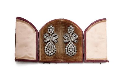  Importante paire de pendants d'oreilles en alliage d'or rose (750/1000) et d'argent...