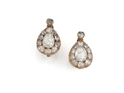 null Pair of 18K (750/1000) and 9K (375/1000) pink gold sleepers adorned with a pear-shaped...