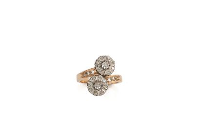 null Ring you and me in 18K (750/1000) two-tone gold composed of two motifs of flowers...