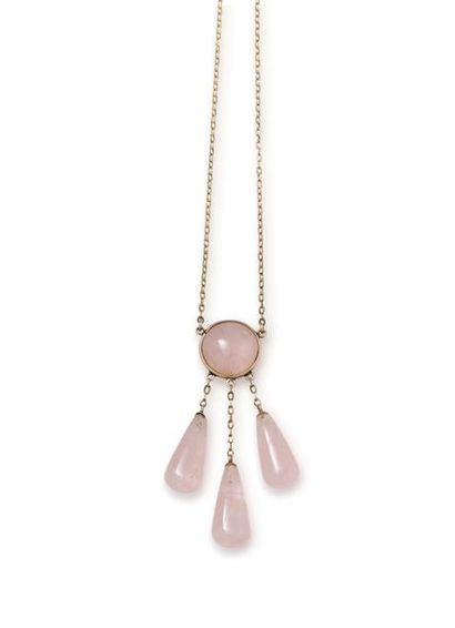 null Negligé in 18K (750/1000) rose gold centered on a cabochon-cut rose quartz medallion...