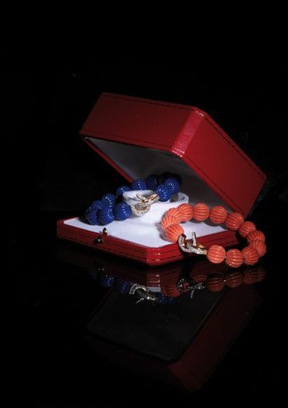  Cartier Paris Vers 1950 Bracelet ouvrant composé de 13 billes mélonnées de corail,...