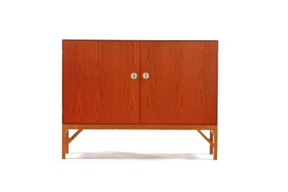 null Børge MOGENSEN (1914-1972) 

China Oak, teak, brass cabinet 94 x 122 x 45 cm....