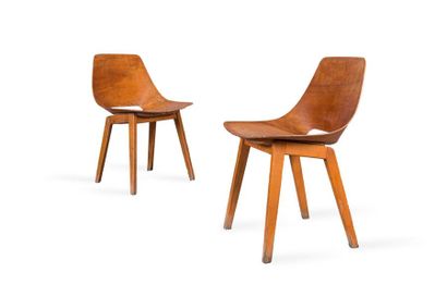 null Pierre GUARICHE (1926-1995) 

Pair of barrel chairs Bois 75.5 x 44 x 49 cm. Steiner,...
