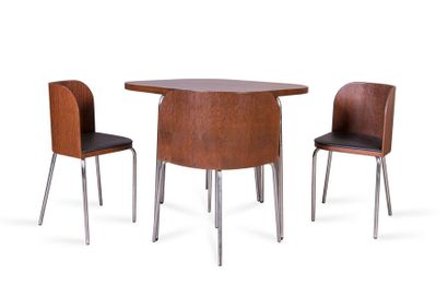 null Table et 4 chaises dits Fusion Acier, bois?75 x 84 x 84 cm., 46 x 55 x 40 cm....