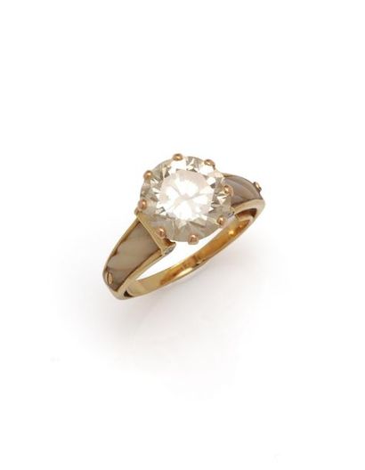 null Solitaire en or jaune 18K (750/1000) serti d'un diamant pesant environ 6,34...