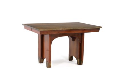 null Eugène PRINTZ (1879-1948) 

Walnut and brass table 75 x 91 x 125 cm. Circa 1930...