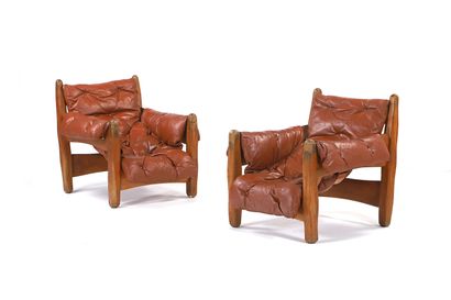 null TRAVAIL BRÉSILIEN 

Paire de fauteuils Bois, cuir 82 x 80 x 85 cm. Circa 1965...