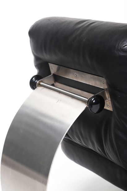 null Oscar NIEMEYER (1907-2012) 

Fireside chair and its footrest called Alta Steel,...