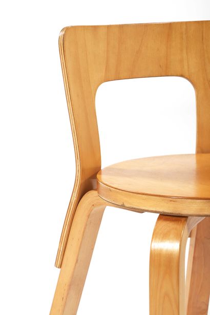 null Alvar AALTO (1898-1976) 

2 chairs called 65 Birch plywood 65 x 40 x 40.5 cm.Artek,...