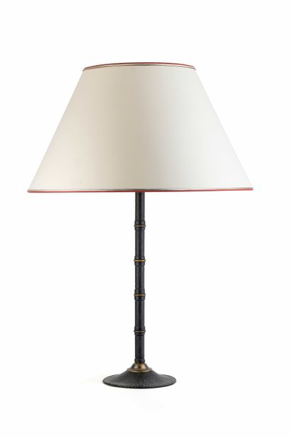 null Jacques ADNET (1901-1984) 

Lamp Leather, brass H. 42 cm ; H. 63 cm. (with lampshade)...