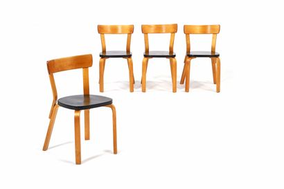 null Alvar AALTO (1898-1976) 

4 chairs say 69 Birch plywood 74 x 43 x 43 cm. 

Set...