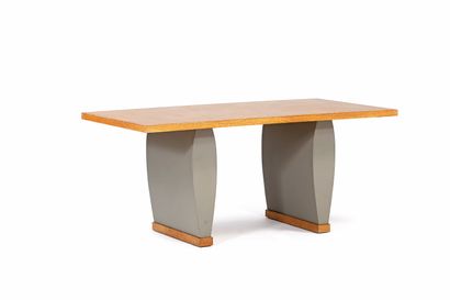 null Olivier GAGNERE (1952) 

Table bureau Chêne, cuir 77 x 175 x 90 cm. Neotu, 1995...
