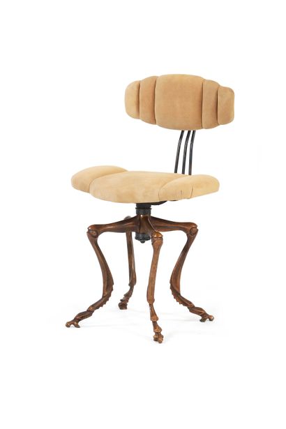 null Mark BRAZIER-JONES (1956) 

Chaise dite Insecte Bronze, peau 96 x 55 x 50 cm....