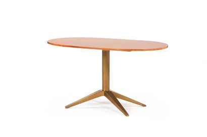 null Gio PONTI (1891-1979) 

Table Noyer, laiton 77.5 x 146.5 x 82 cm. Circa 1960...