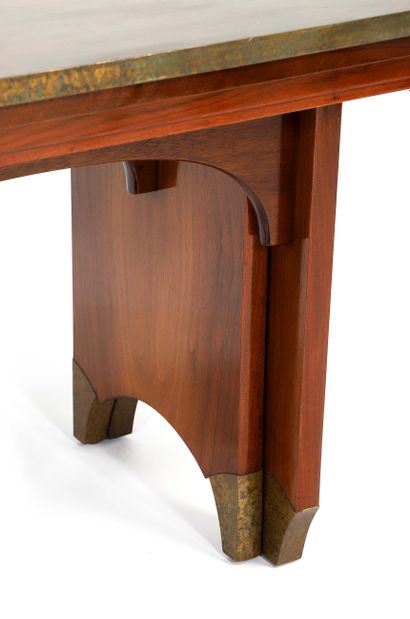 null Eugène PRINTZ (1879-1948) 

Table à allonges Noyer, laiton 75 x 91 x 125 cm....