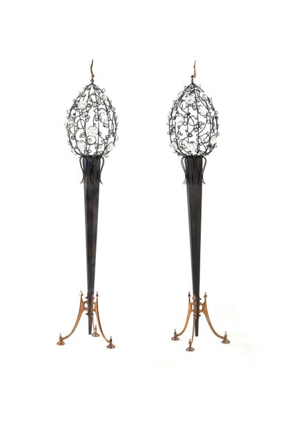 null Mark BRAZIER-JONES (1956) 

Paire de lampadaires dits Dew Bronze, acier et verre Signé...