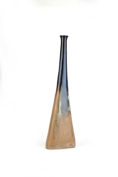 null Bruno GAMBONE (1936) 

Vase et coupe Céramique Signés H. : 47.5 cm. ; 14 x 32.5...