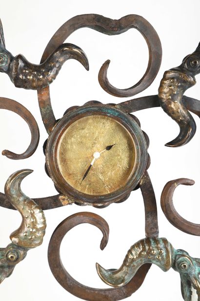null Mark BRAZIER-JONES (1956) 

Horloge Bronze, fer, verre H. : 60 cm. Circa 1990...