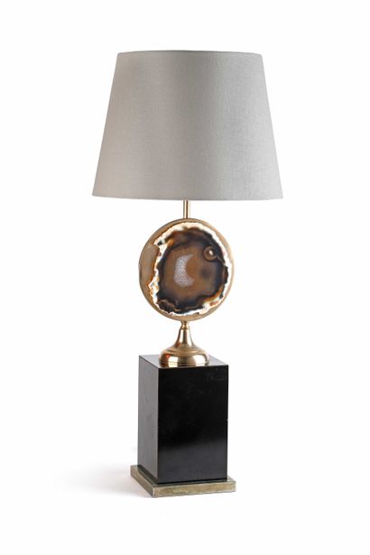 null Willy DARO (XX) 

Lampe Laiton, bois, agathe H. : 75 cm. Circa 1970 

Table...