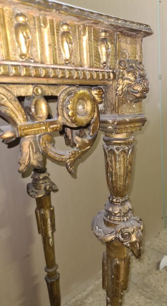 null Console et miroir en bois doré, à décor de profils masculins dans des médaillons,...