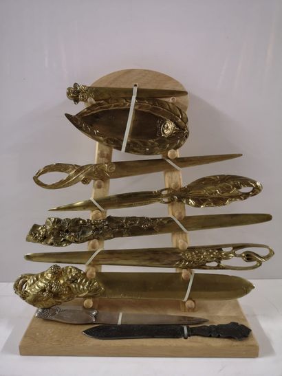 null Ensemble de 6 coupes papier et un vide poche en bronze doré, tous à décor de...